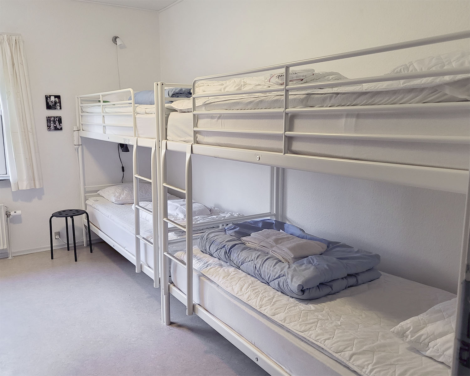 4 personers værelse med dobbelt køjeseng og eget bad og toilet