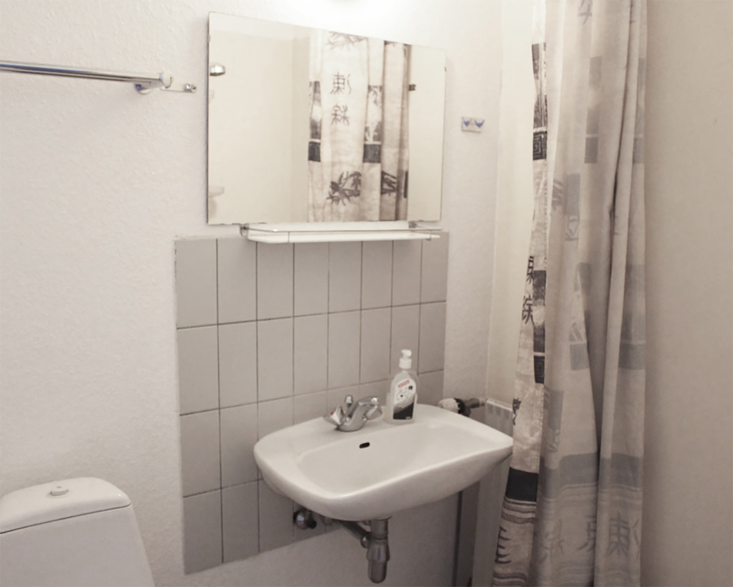 4 personers værelse med dobbelt køjeseng og eget bad og toilet