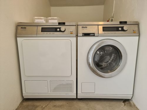 vaskemaskiner ved siden af hinanden