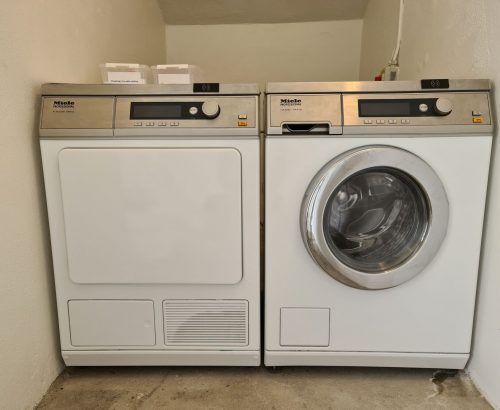 vaskemaskiner ved siden af hinanden