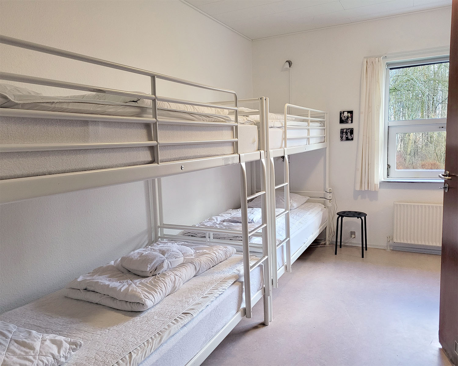 4 personers værelse med dobbelt køjeseng og eget bad og toilet