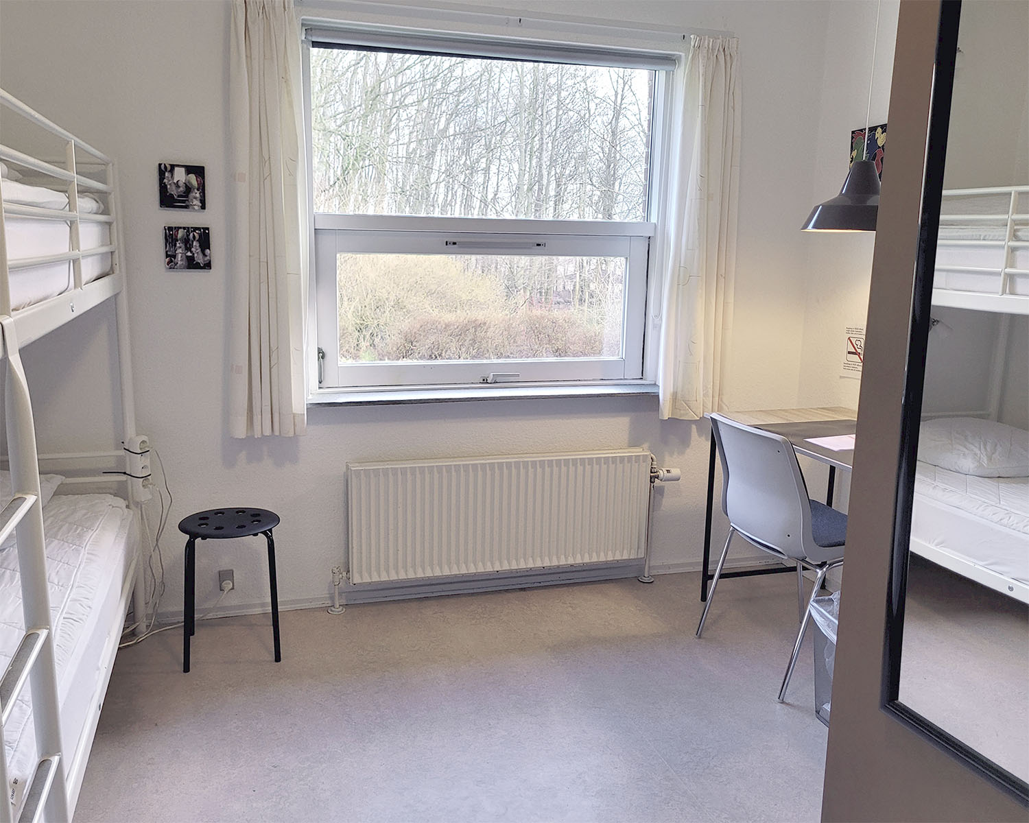 4 personers værelse med dobbelt køjeseng og eget bad og toilet