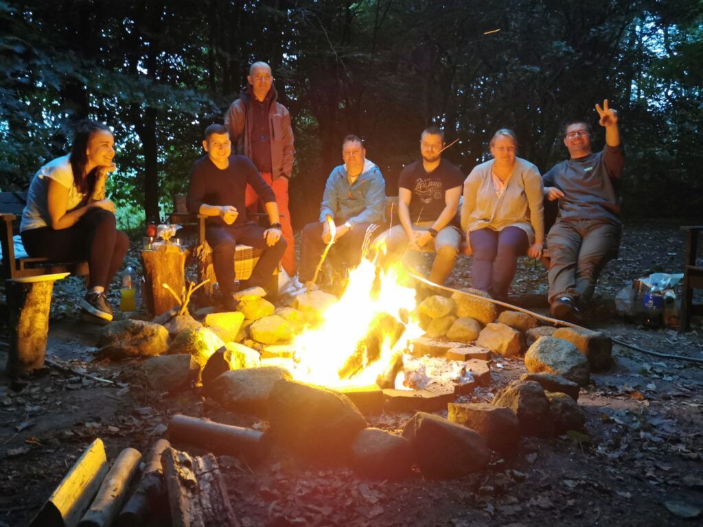 billede af folk ved bål